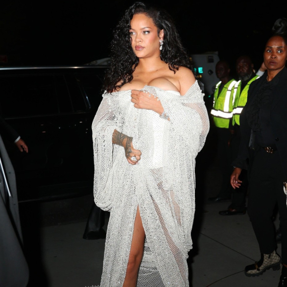 Pozadina i grudi na izvol'te – a samo je htela da pokaže sprej za kosu FOTO/VIDEO