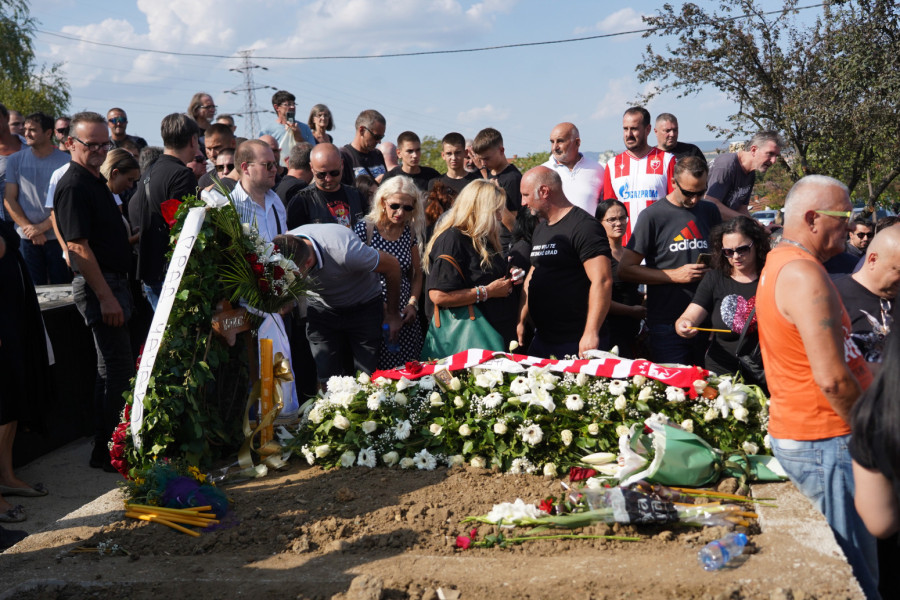 Ogromna povorka ispratila legendu: Neviđeni prizori sa sahrane Bore Čorbe, ljudi ne mogu da sakriju bol VIDEO