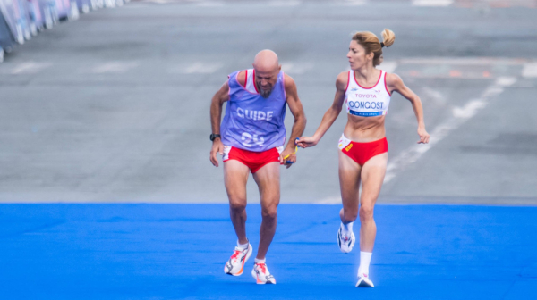 Svetski rekord oboren – glavna tema bizarna diskvalifikacija na dva metra do cilja VIDEO