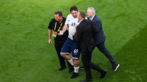 "Najdeblji engleski fudbaler u istoriji" driblao redare u Dablinu