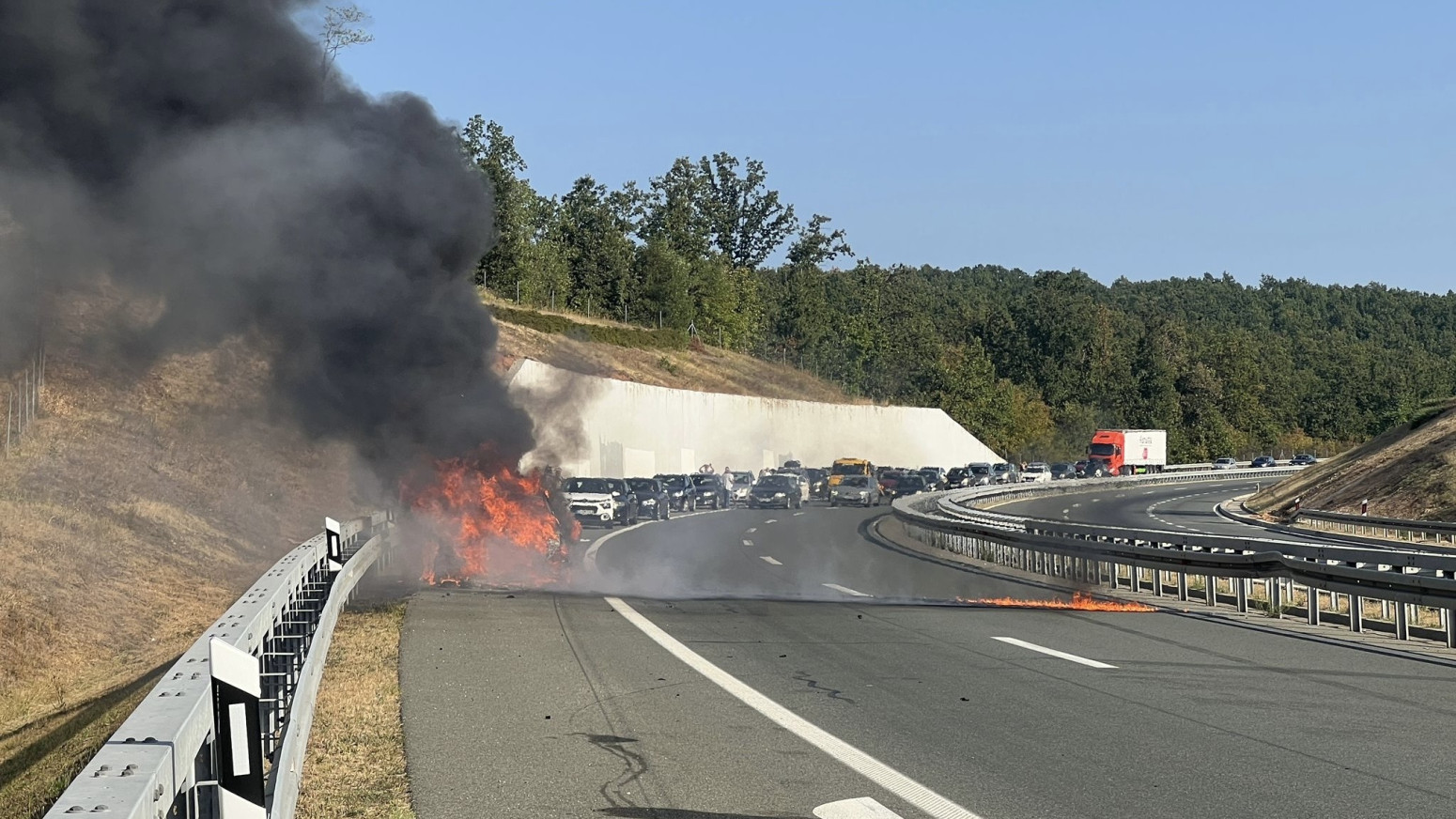 Užas na auto-putu: Izgoreo automobil FOTO