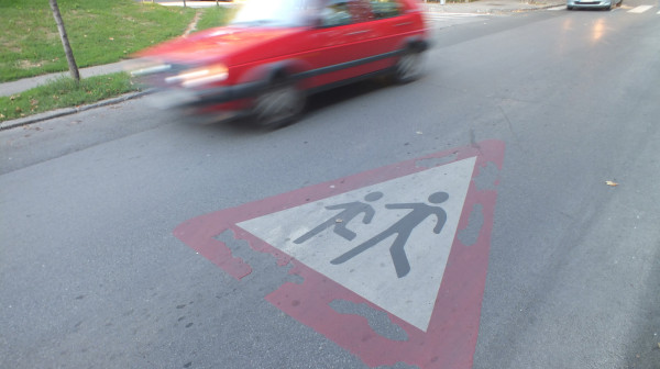 Mercedesom divljao u zoni škole: Policija ga odmah isključila iz saobraćaja