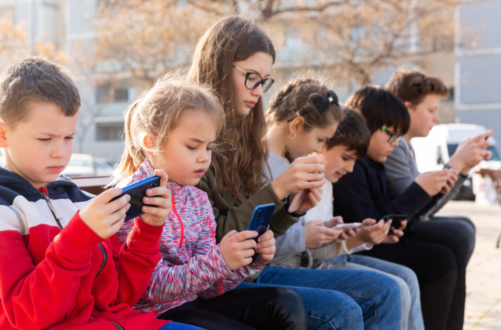 "Deca ne mogu da prate duže od sedam minuta": Saveti stručnjaka o opasnostima koje vrebaju na internetu VIDEO