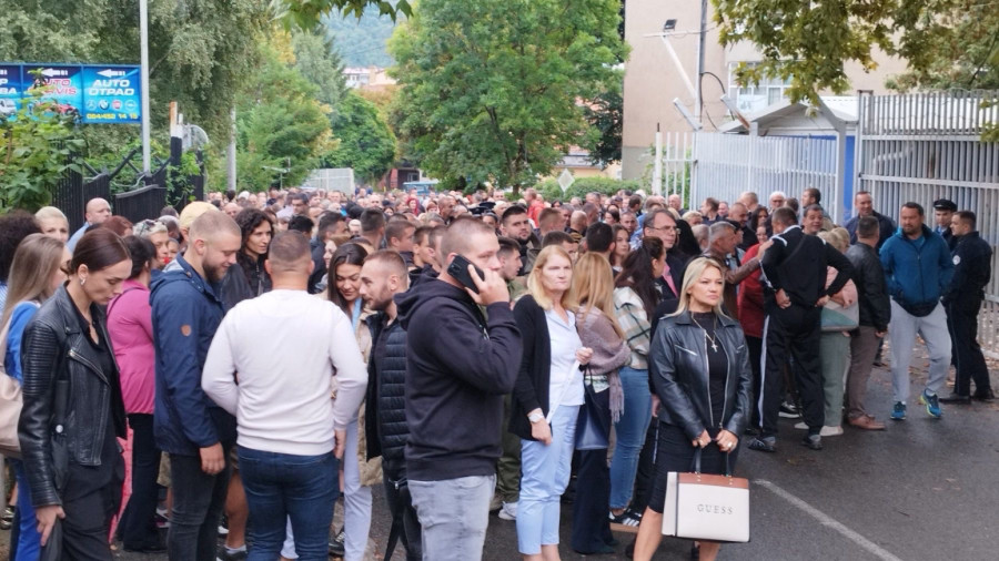 Nezadovoljstvo ključa; Protest Srba u Kosovskoj Mitrovici zbog hapšenja mladića FOTO/VIDEO