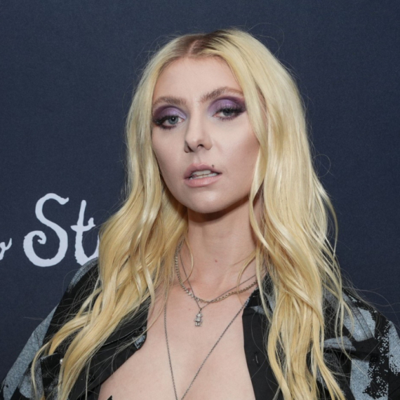 Raskopčala jaknu, a ispod nema ništa: Zvezda "Tračare" u smeloj kombinaciji FOTO