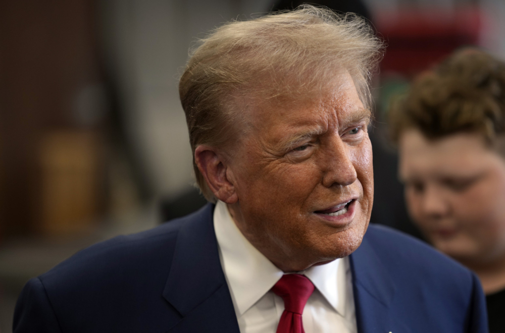 Tramp se povlači pred Haris?