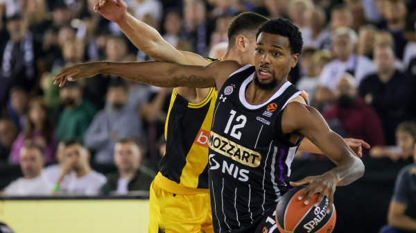 Crno-bela rapsodija na Sajmu – Partizan u novim dresovima razbio AEK