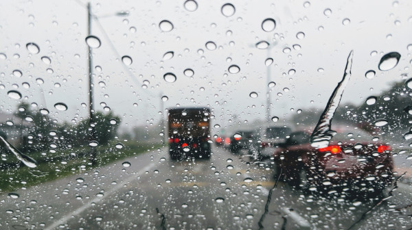 Upozorenje: Budite oprezni u vožnji, najavljeni kiša i sneg!