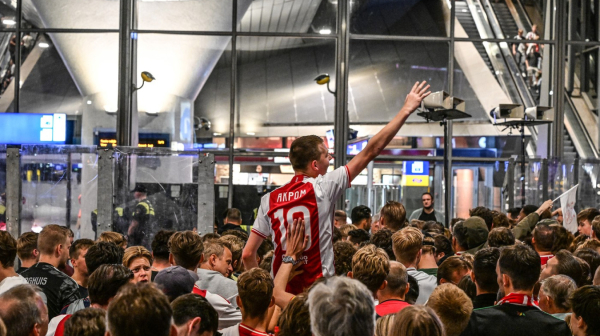 Bizarno – huligani Ajaksa demolirali policijsku stanicu zbog štrajka policije