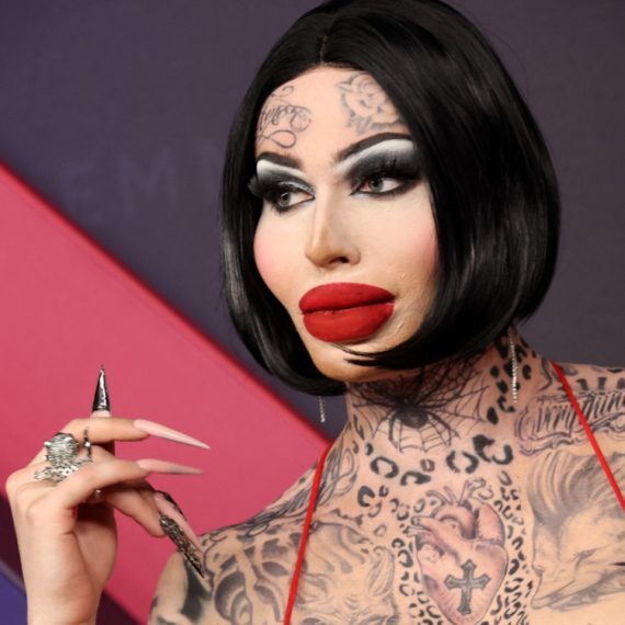 Grudi samo što ne ispadnu, a sandale... Sramotno izdanje kraljice drega zaprepastilo sve FOTO