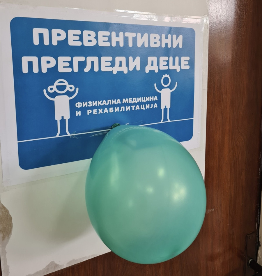 Šareni baloni i bombone za svakog mališana: Zaposleni ukrasili prostorije UKC Kragujevac FOTO