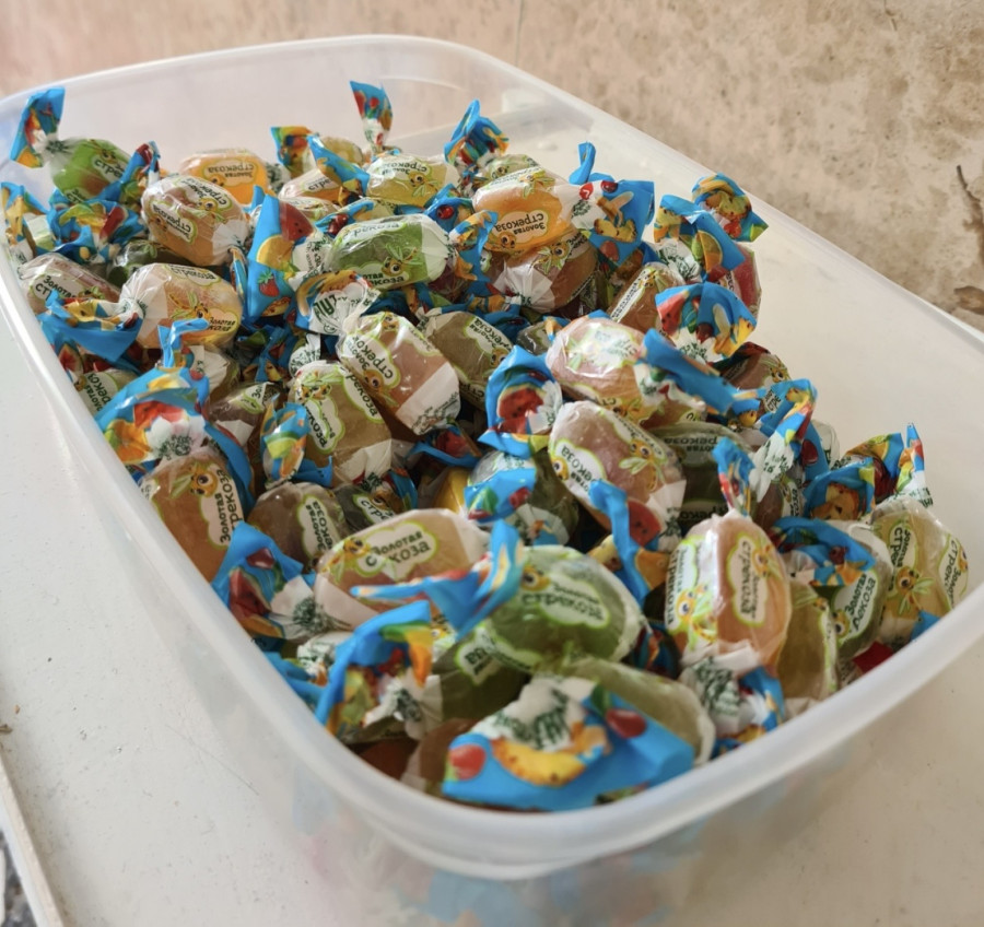 Šareni baloni i bombone za svakog mališana: Zaposleni ukrasili prostorije UKC Kragujevac FOTO