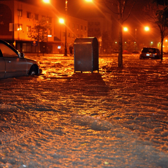Oluja je tutnjala: Orkanski vetrovi čupali drveće, prevrnuti automobili, tukao i grad FOTO/VIDEO