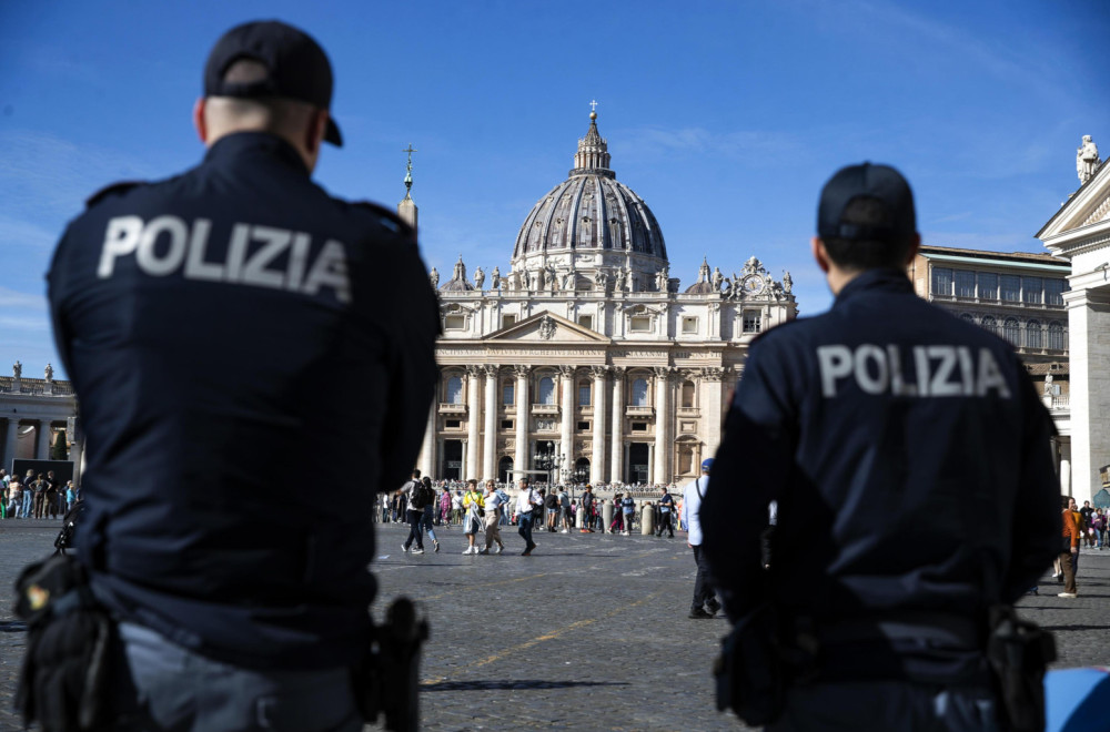 Skandal; Italijanske ministre demonstranti šutirali i pljuvali