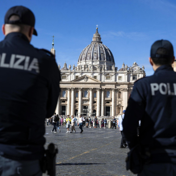 Skandal; Italijanske ministre demonstranti šutirali i pljuvali