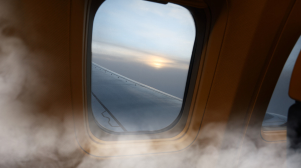 Avionu otpao deo plafona tokom leta: Putnici u panici, molili se za život; Jeziv snimak kruži internetom VIDEO