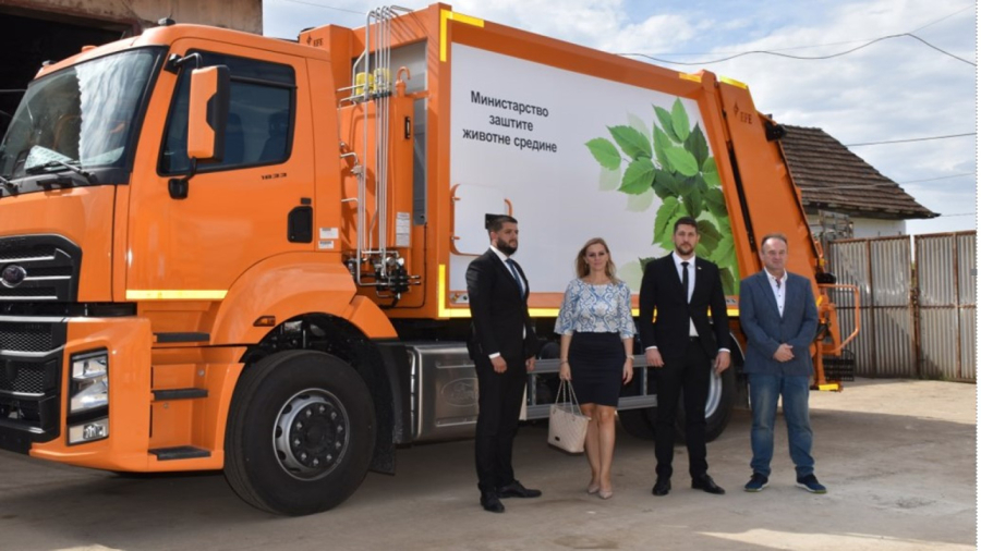 Kamion za odvoženje otpada dodeljen na korišćenje Opštini Bela Crkva FOTO