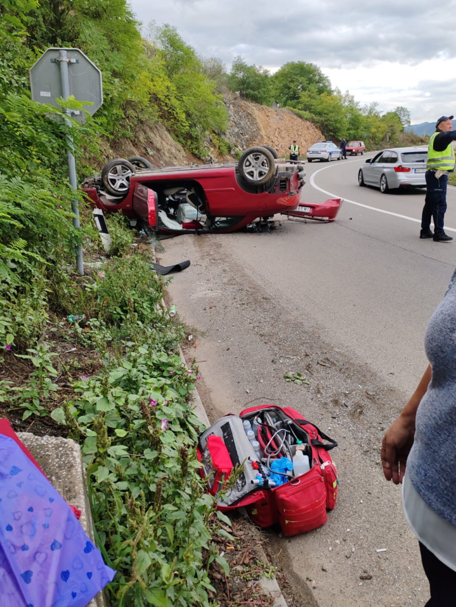 Automobil sleteo sa puta i prevrnuo se na krov: Dve osobe povređene FOTO