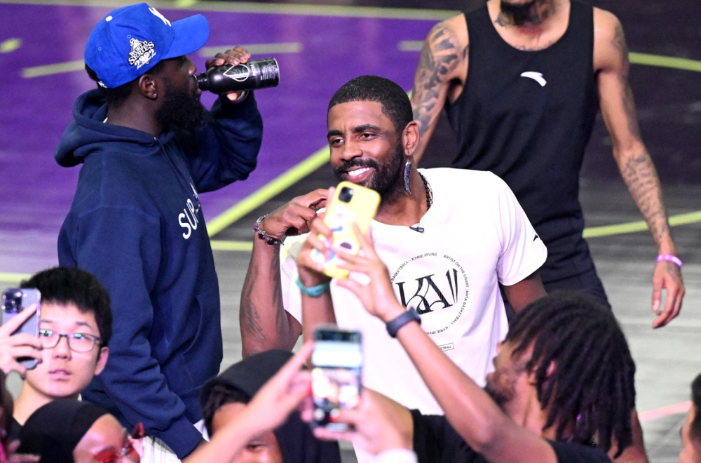 Histerija u Kini – Kajri Irving zatrpan VIDEO