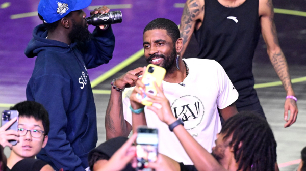 Histerija u Kini – Kajri Irving zatrpan VIDEO