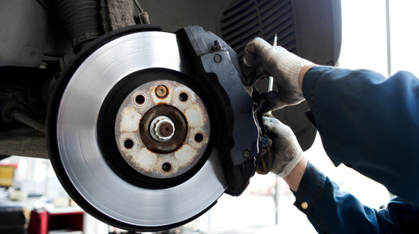 Žena tvrdi da zna trik za škripu kočnica: Mehaničari kažu da ovo apsolutno ne radite VIDEO