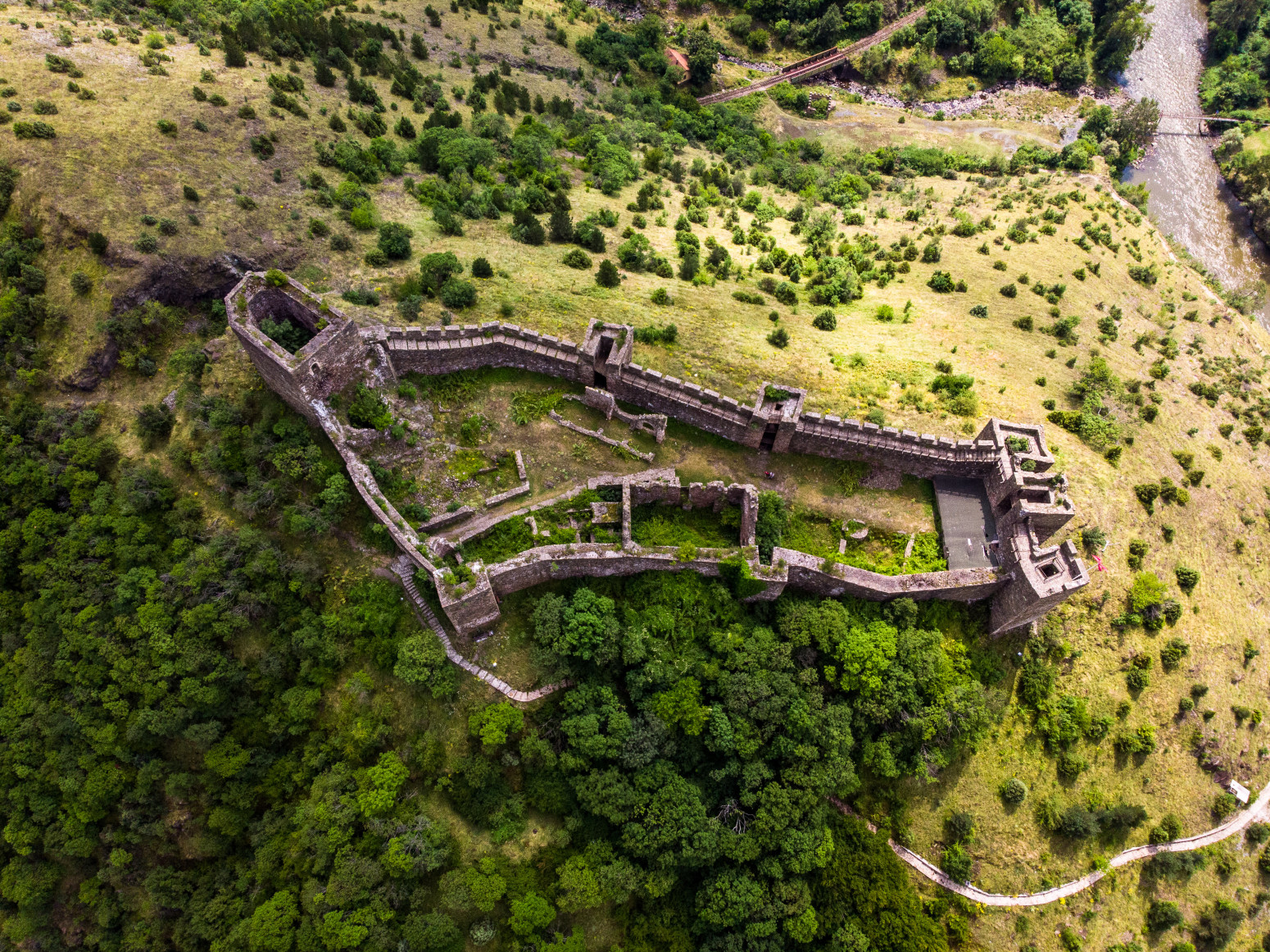Ovaj zamak čuva srpske svetinje: Izgradnju je naredio znameniti srpski vladar FOTO