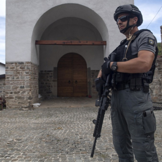 Teror na KiM: Pucali po srpskoj crkvi