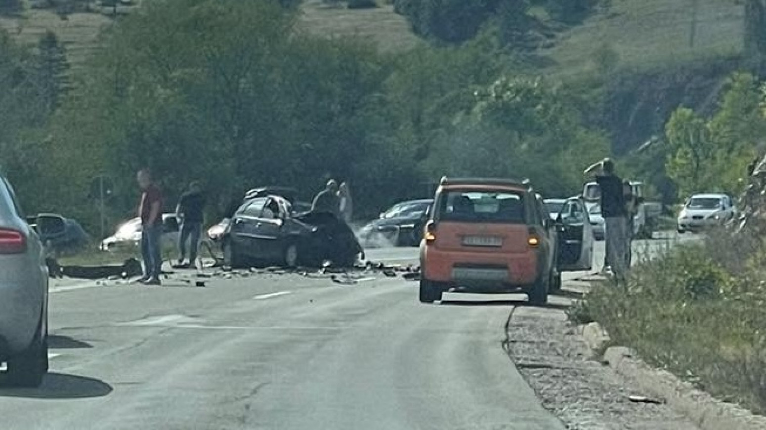 Prve fotografije jezive nesreće: Automobil potpuno smrskan, kamion sleteo sa puta FOTO