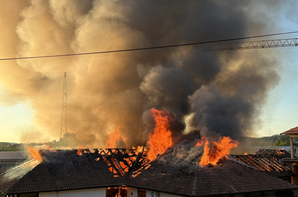 Ogroman požar: Izgoreo vrtić do temelja; Vatrogasci gasili buktinju FOTO/VIDEO