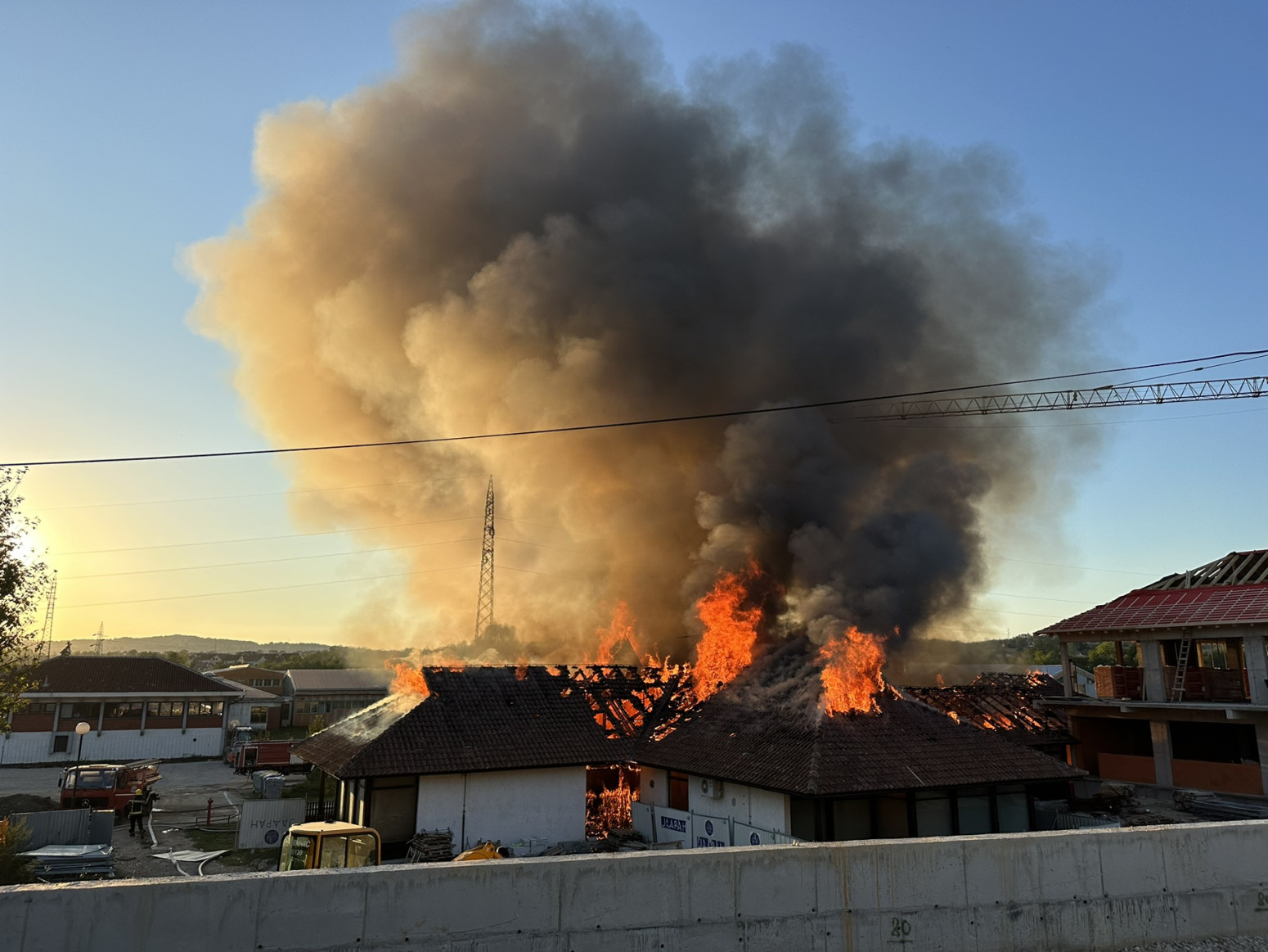 Ogroman požar: Izgoreo vrtić do temelja; Vatrogasci gasili buktinju FOTO/VIDEO