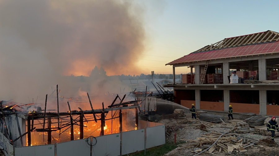 Ogroman požar: Izgoreo vrtić do temelja; Vatrogasci gasili buktinju FOTO/VIDEO
