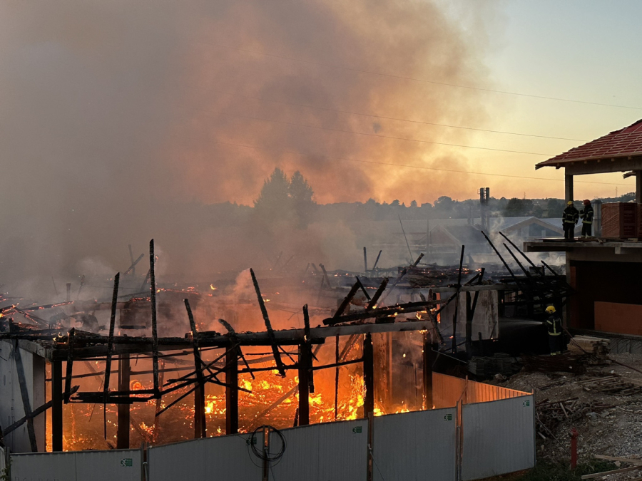 Ogroman požar: Izgoreo vrtić do temelja; Vatrogasci gasili buktinju FOTO/VIDEO
