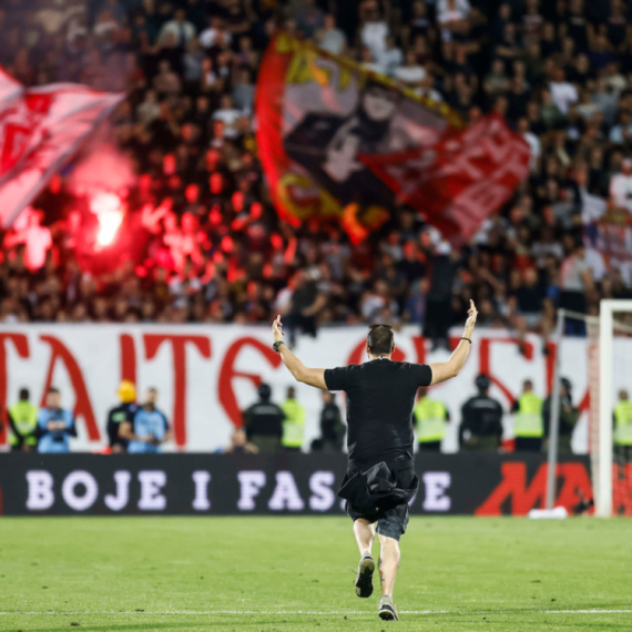 Novi incident u Humskoj – navijač uleteo na teren! VIDEO