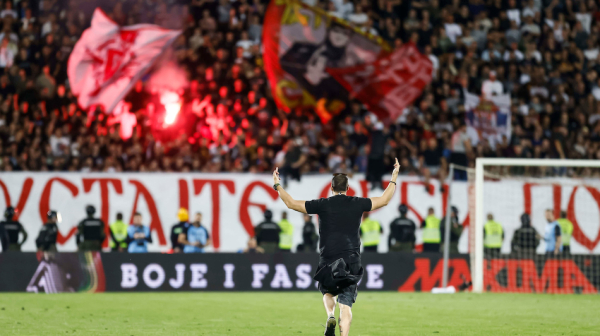 Novi incident u Humskoj – navijač uleteo na teren! VIDEO