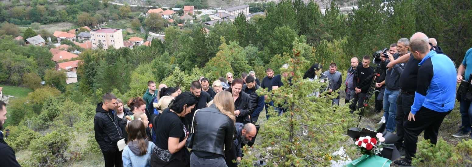 Porodica i prijatelji okupili su se na mestu gde je ubijen Stefan Nedeljković FOTO