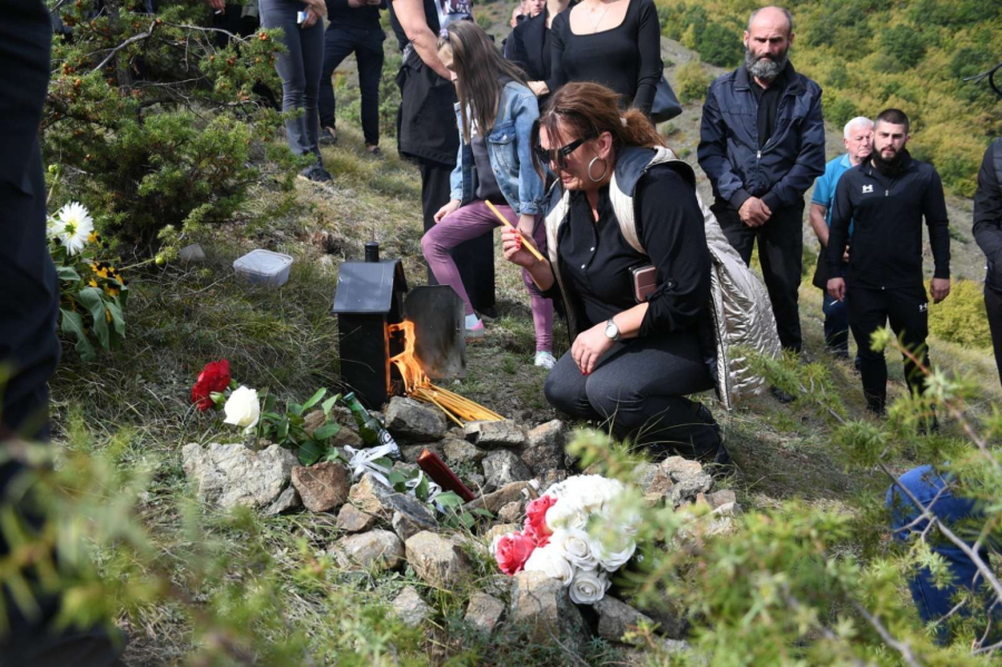 Porodica i prijatelji okupili su se na mestu gde je ubijen Stefan Nedeljković FOTO