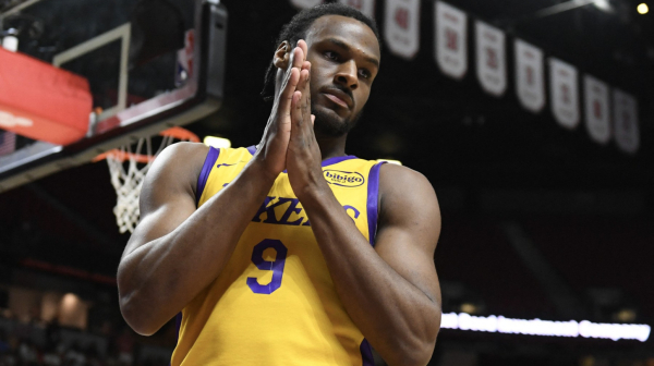 Lebron ne štedi sina – poentirao preko njega, pa ga "vređao" VIDEO