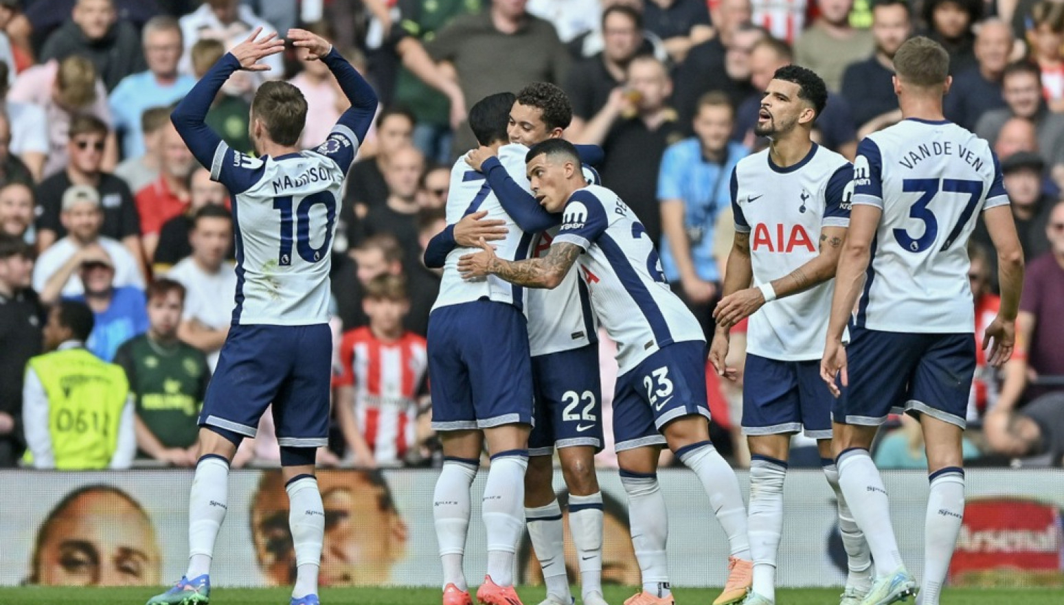 Totenhem promenio grb VIDEO