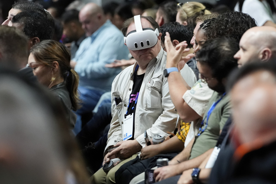 Šta je sve Zakerberg danas otkrio: Nova Quest kaciga i pametne Ray-Ban naočare FOTO