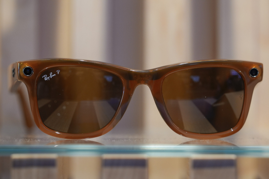 Šta je sve Zakerberg danas otkrio: Nova Quest kaciga i pametne Ray-Ban naočare FOTO