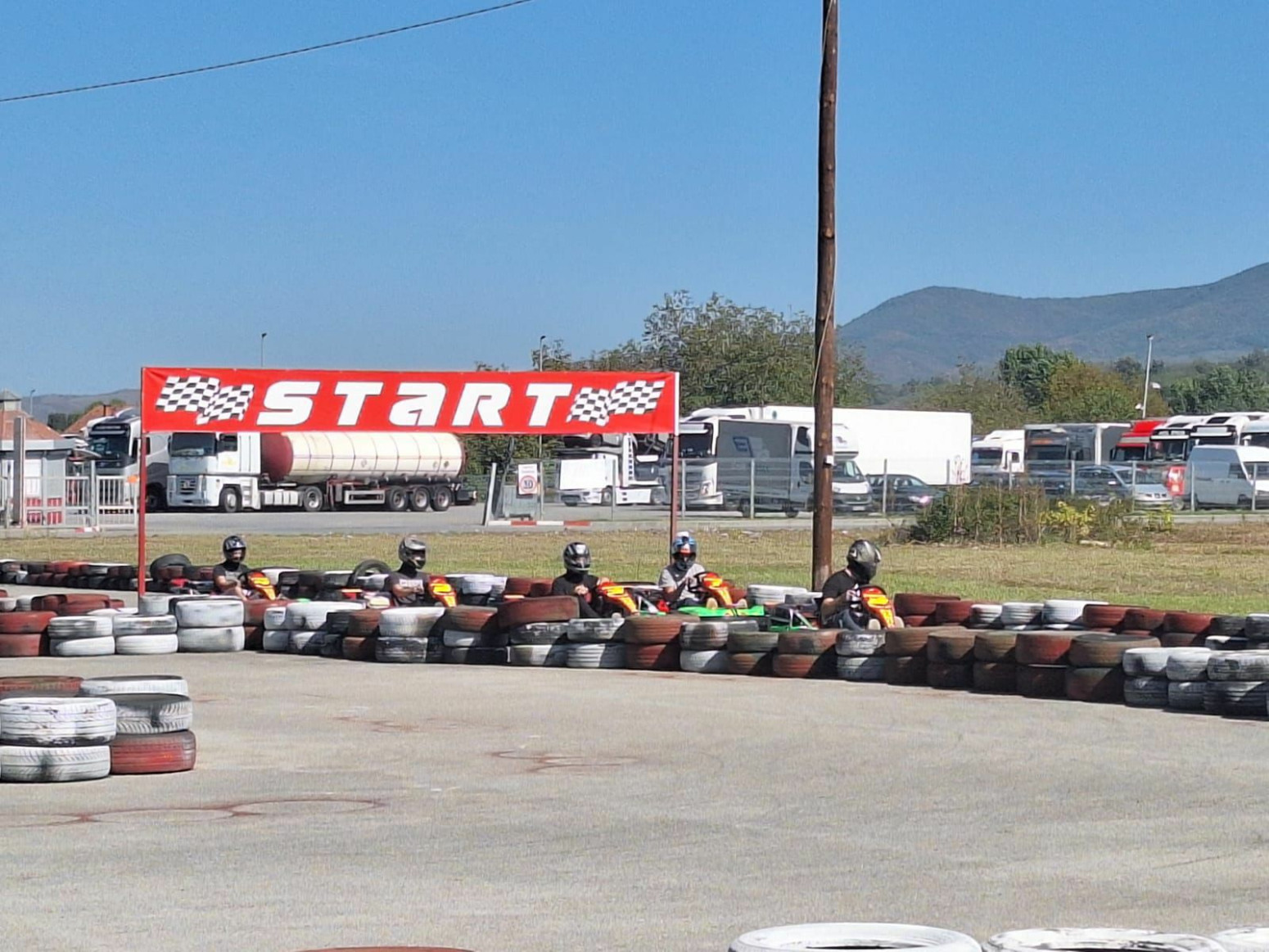 Mlade gubimo zbog brze vožnje: Najtrofejniji srpski automobilista sa srednjoškolcima FOTO