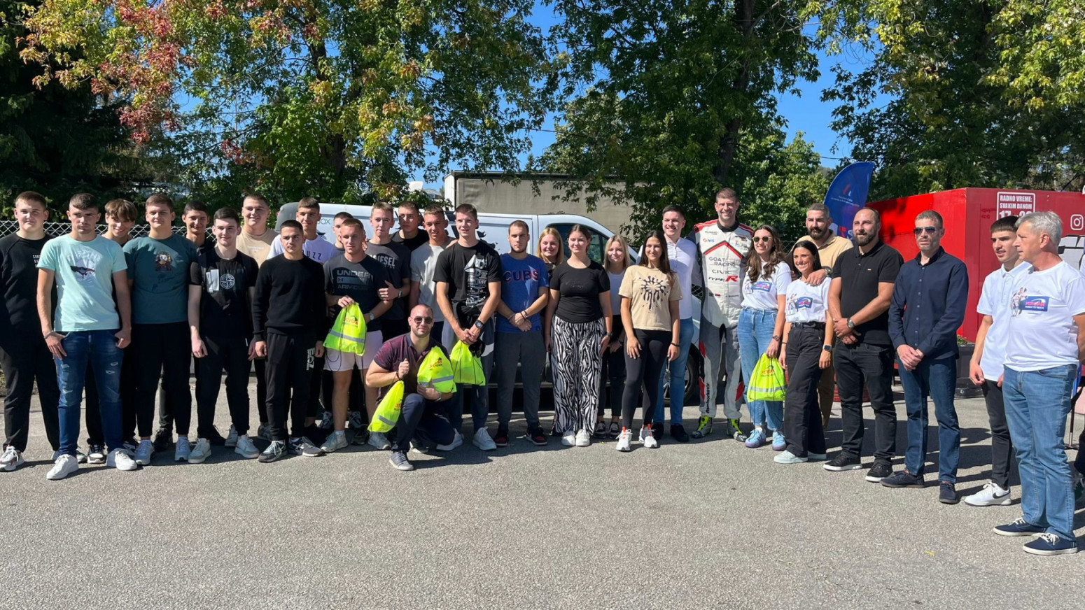 Mlade gubimo zbog brze vožnje: Najtrofejniji srpski automobilista sa srednjoškolcima FOTO