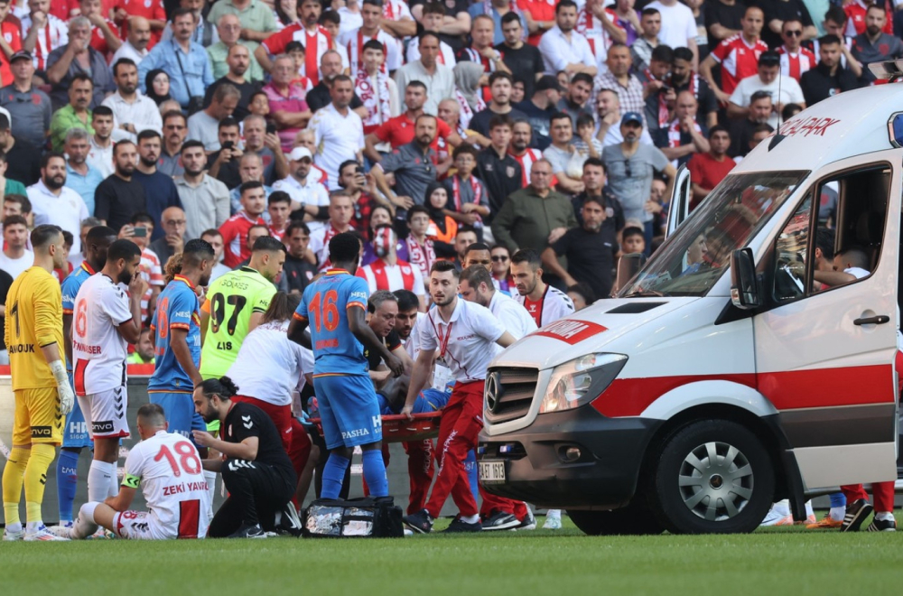 Jeziva povreda u Turskoj – fudbaler hitno prebačen u bolnicu VIDEO