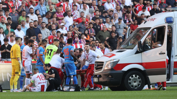 Jeziva povreda u Turskoj – fudbaler hitno prebačen u bolnicu VIDEO