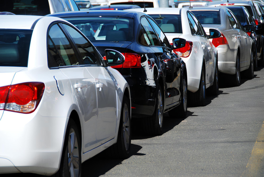 Ne možeš tu da parkiraš: Urnebesni snimak automobila u moru, dvojica sprečavaju da potone VIDEO
