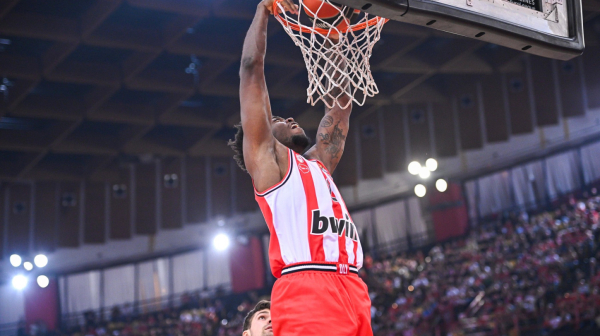 Pukao koš na meču Panatinaikosa i Olimpijakosa, meč bio u prekidu pola sata VIDEO