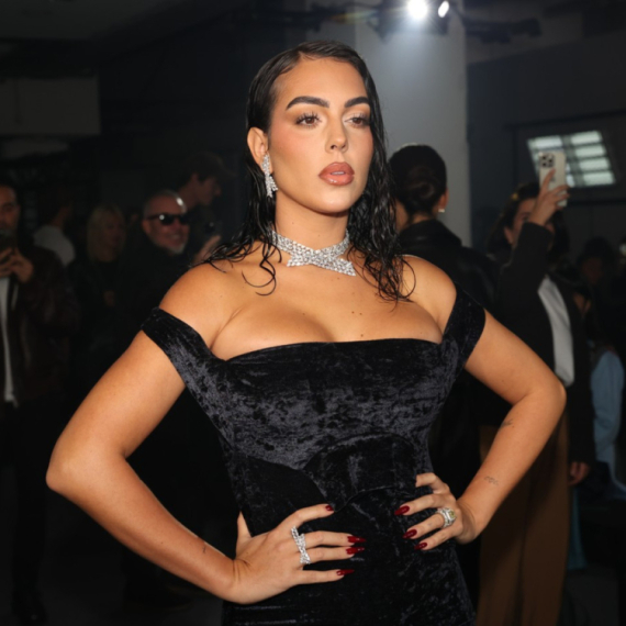 Za promenu – cela pokrivena: Georgina mora da bude seksi u bilo kom izdanju FOTO