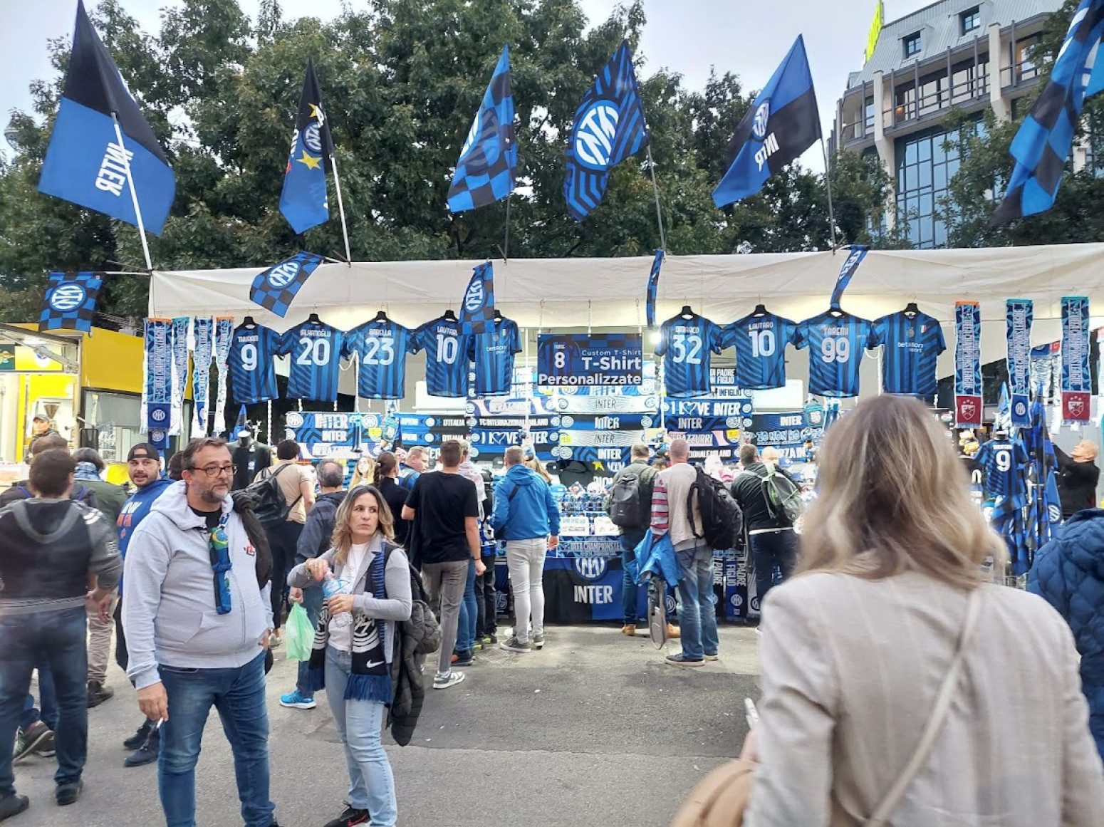 Navijači Zvezde se kamuflirali – žele da uđu na Meacu