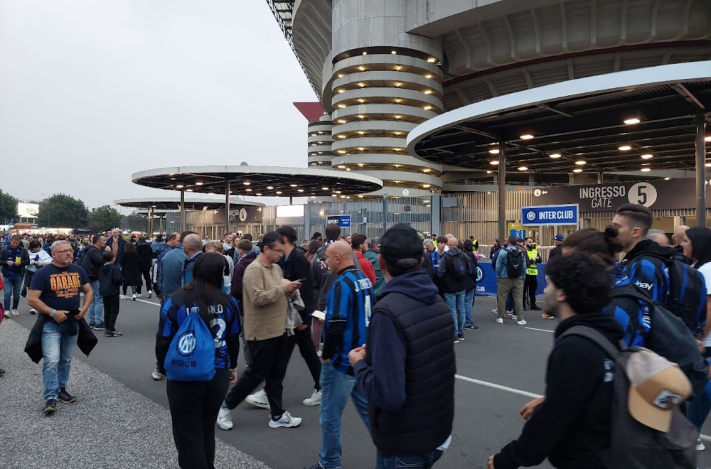 Navijači Zvezde se kamuflirali – žele da uđu na "Meacu"