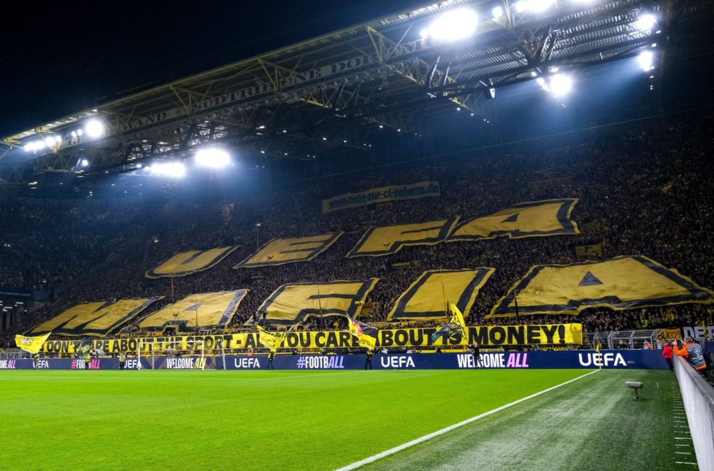 Snažna poruka navijača Borusije – transparent preko cele tribine FOTO